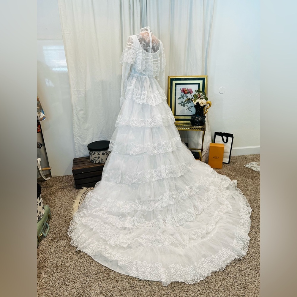 ๐ค1970s Tiered Lace Wedding Cake Dress Veil Vintage Retro Glam cupcake Victorian